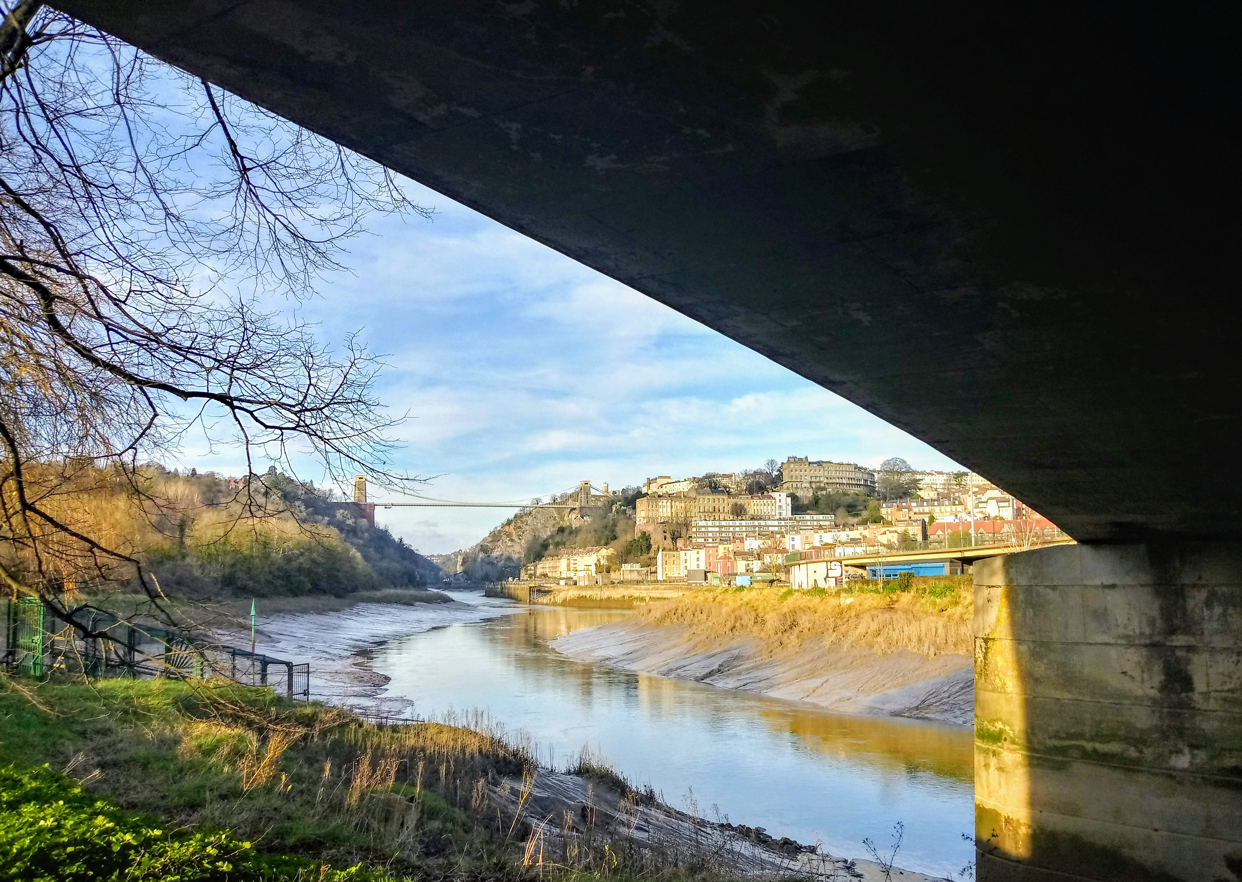 Een natuurfoto vanuit een kikkerperspectief van de Clifton Suspension Bridge in Bristol, England in 2018.