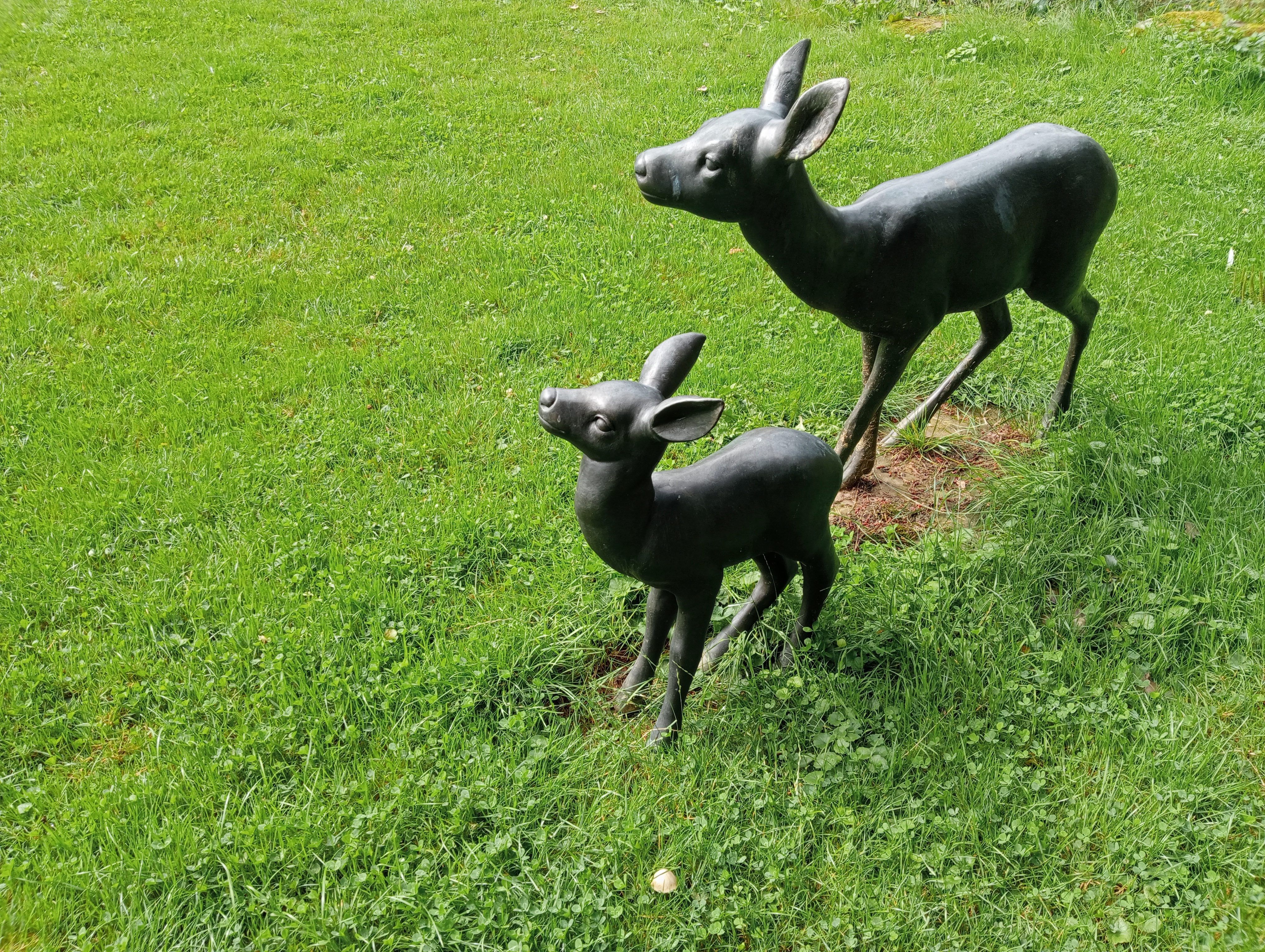 Foto van twee koperen beelden van een moeder en kind hert. Skulpturenpark Krüft - Niederprüm